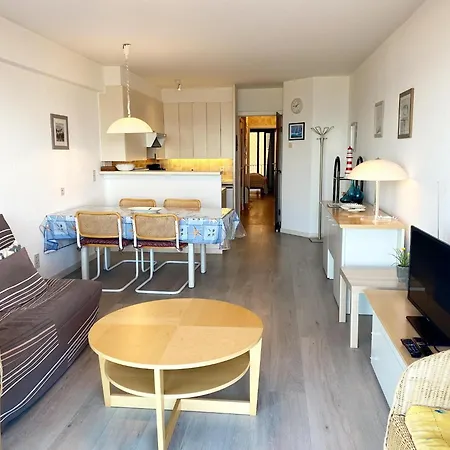 Beachside Modern Retreat, Cleaning Included * 니우포르트