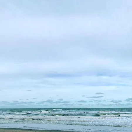 Beachside Modern Retreat, Cleaning Included 니우포르트